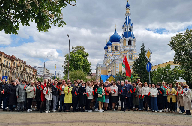 Работники ОАО «Брестский ЛВЗ «Белалко» приняли участие в городской акции «Минута молчания. Памяти павших будьте достойны». 