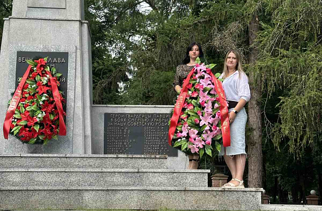 Фотофакт: церемония возложения цветов у Братской могилы советских воинов и партизан в г. Бресте.